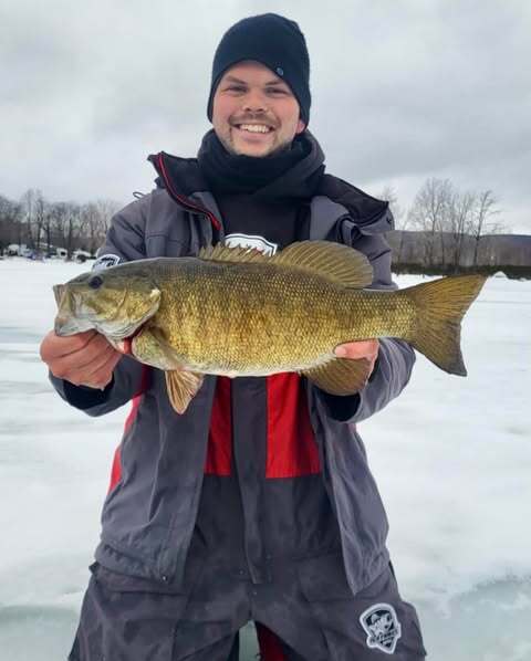 Achigan surprise en visant le brochet sur la glace 
