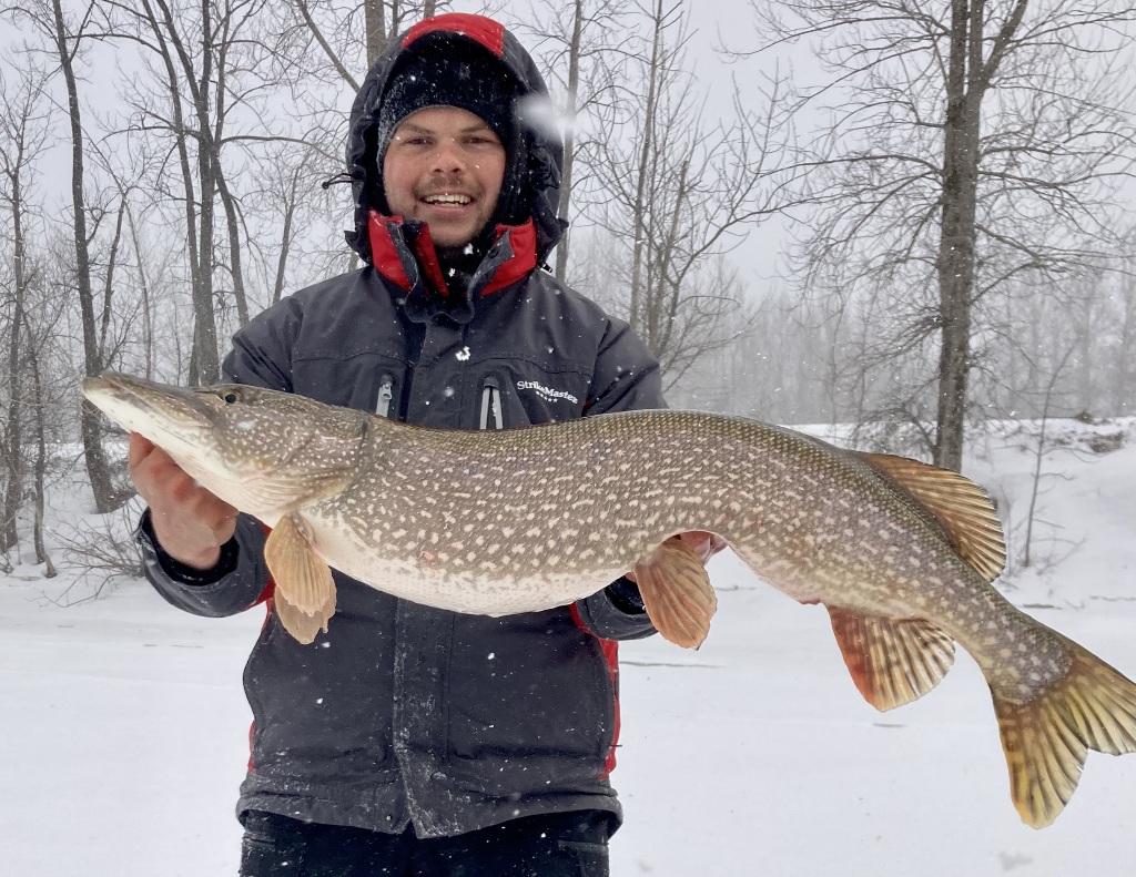 Le mois de mars, le meilleur temps pour le brochet sur glace! 